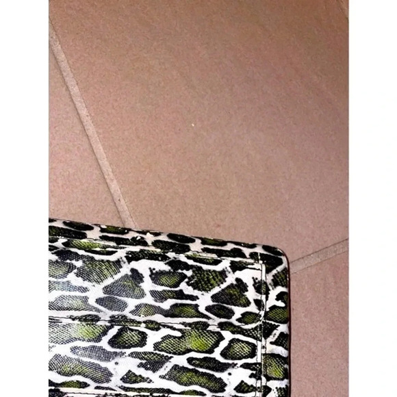 HARD CASE IVORY GREEN AND BLACK PYTHON FAUX LEATHER CLUTCH - Picture 7 of 9